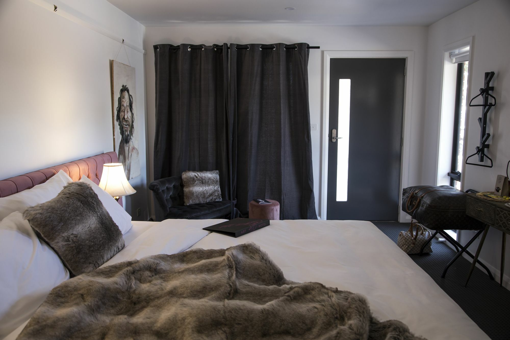 Daylesford Art Motel Eksteriør bilde A bedroom at the hotel