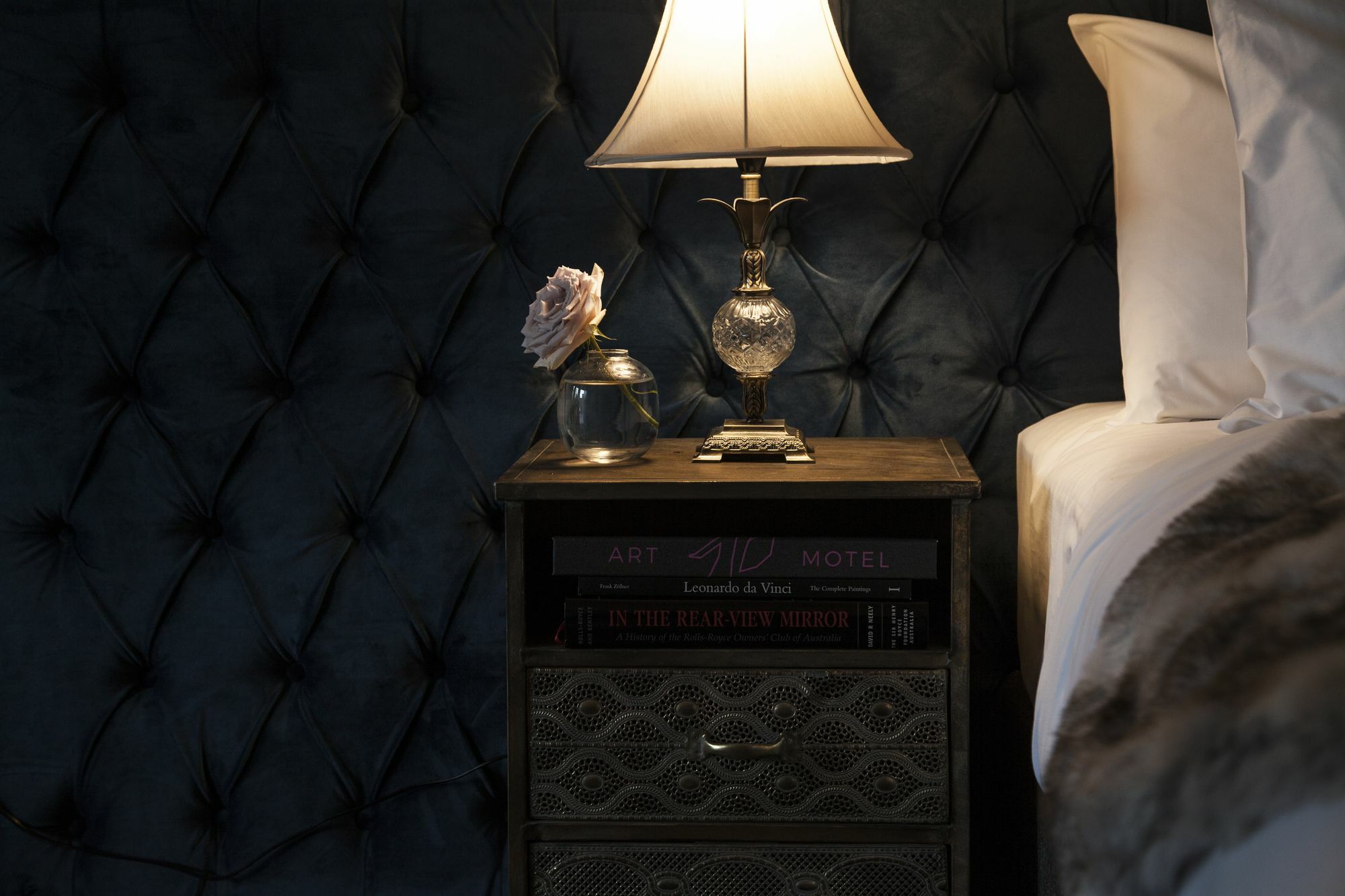 Daylesford Art Motel Eksteriør bilde A bedside table